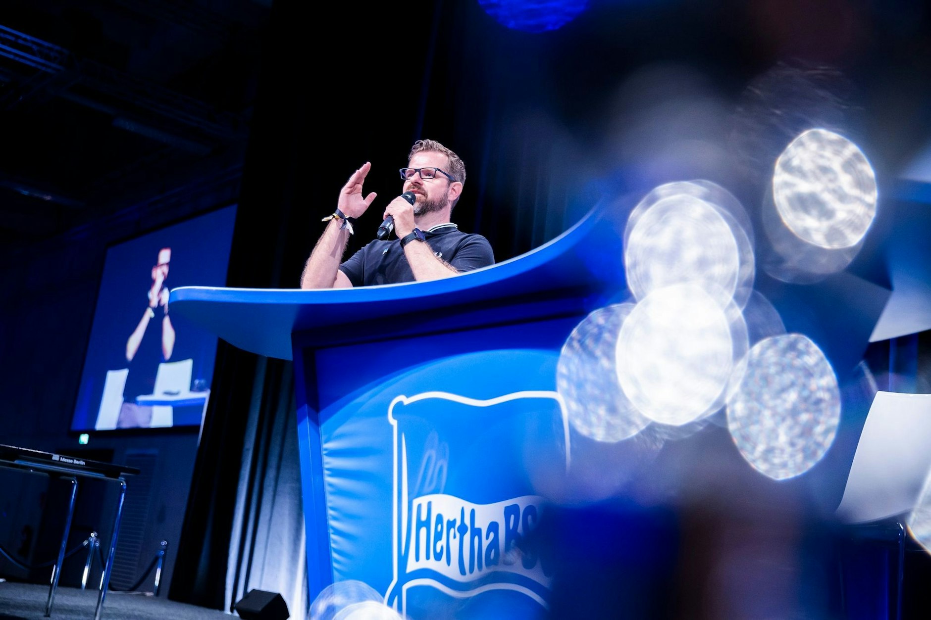 Fabian Drescher, Interimspräsident von Hertha BSC, spricht bei der Mitgliederversammlung von Hertha BSC im CityCube der Messe Berlin.  