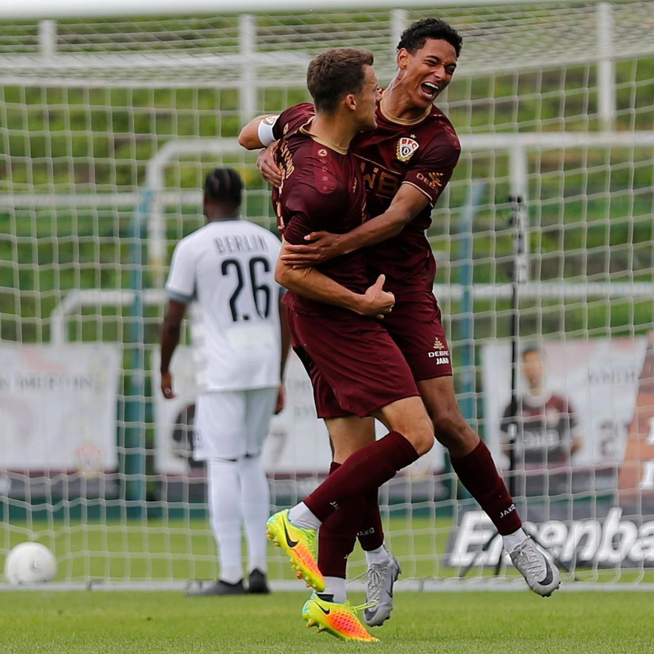Sein erstes Tor in der Regionalliga, das 3:1 gegen den BAK, feiert Benedikt Wüstenhagen (r.) mit BFC-Dynamo-Kapitän Chris Reher.