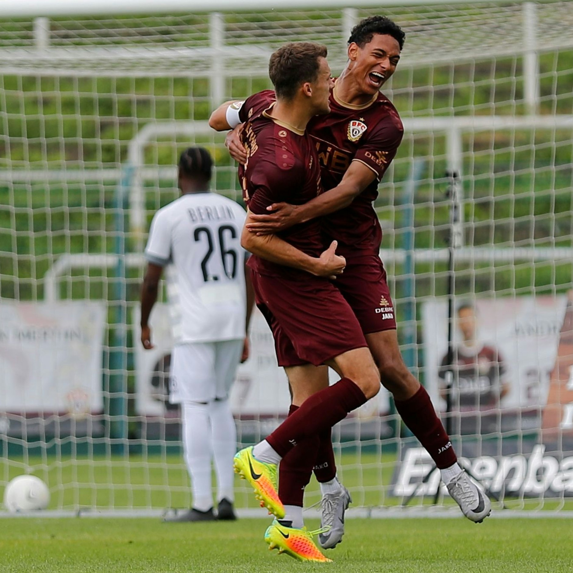 Sein erstes Tor in der Regionalliga, das 3:1 gegen den BAK, feiert Benedikt Wüstenhagen (r.) mit BFC-Dynamo-Kapitän Chris Reher.