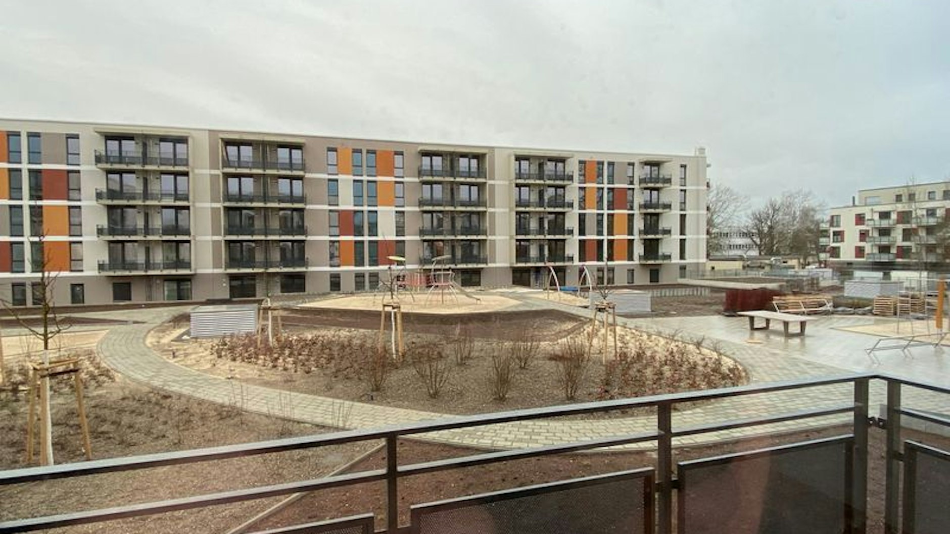 Blick auf den Innenhof mit Spielplatz und Gemeinschaftsgarten