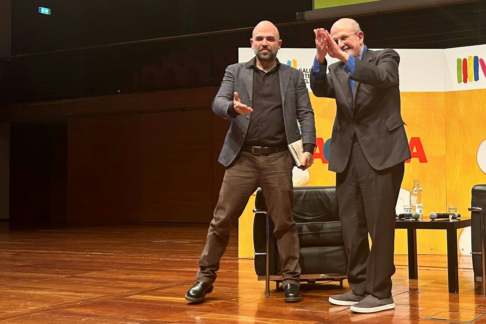Roberto Saviano (l) und Salman Rushdie auf der Buchmesse in Turin.  