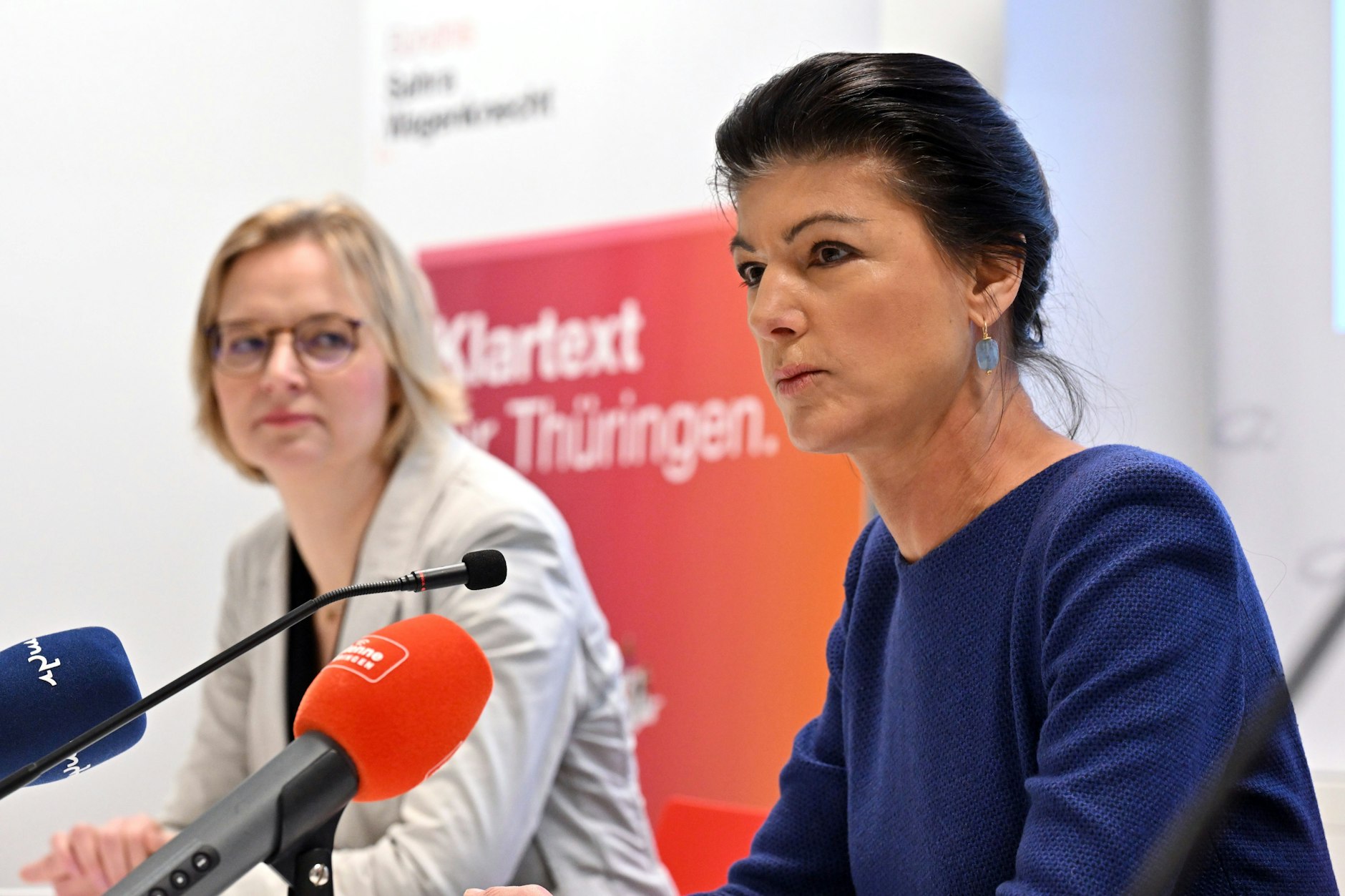 Die Oberbürgermeisterin von Eisenach, Katja Wolf (l.), gab im Januar ihren Wechsel von der Linken zur Partei von Sahra Wagenknecht bekannt.