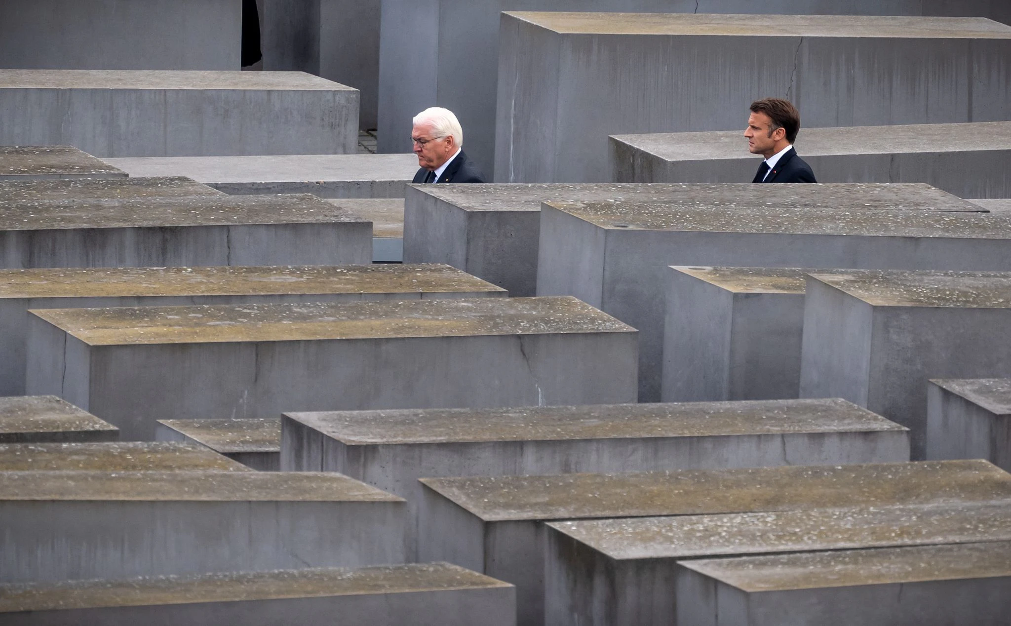 Der französische Präsident Emmanuel Macron (r) besucht zusammen mit Bundespräsident Frank-Walter Steinmeier das Holocaust Mahnmal in Berlin.  
