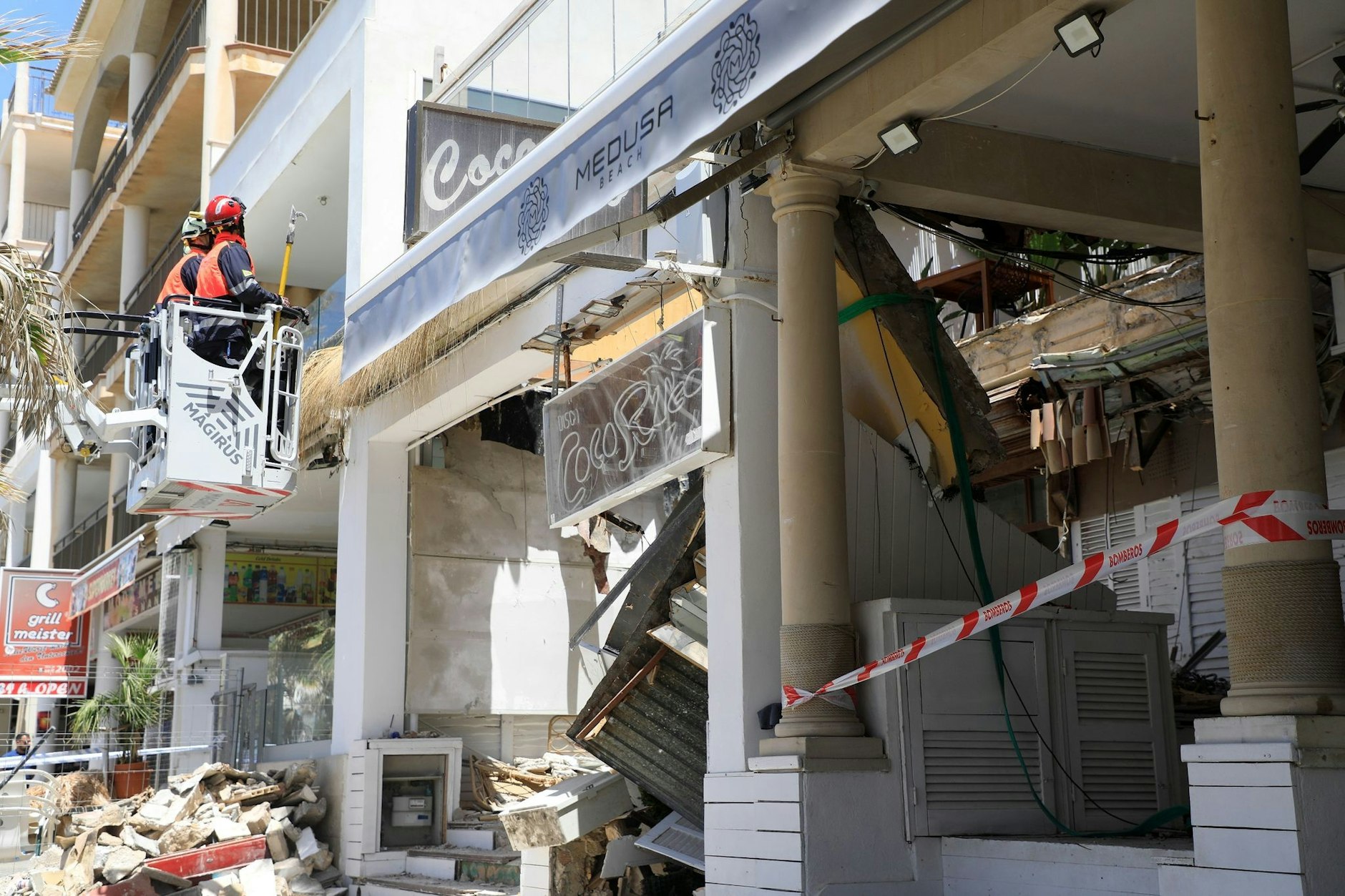 Am Donnerstag ist auf Mallorca das Gebäude eines Restaurants eingestürzt. - Vier Menschen starben. Foto: Clara Margais/dpa