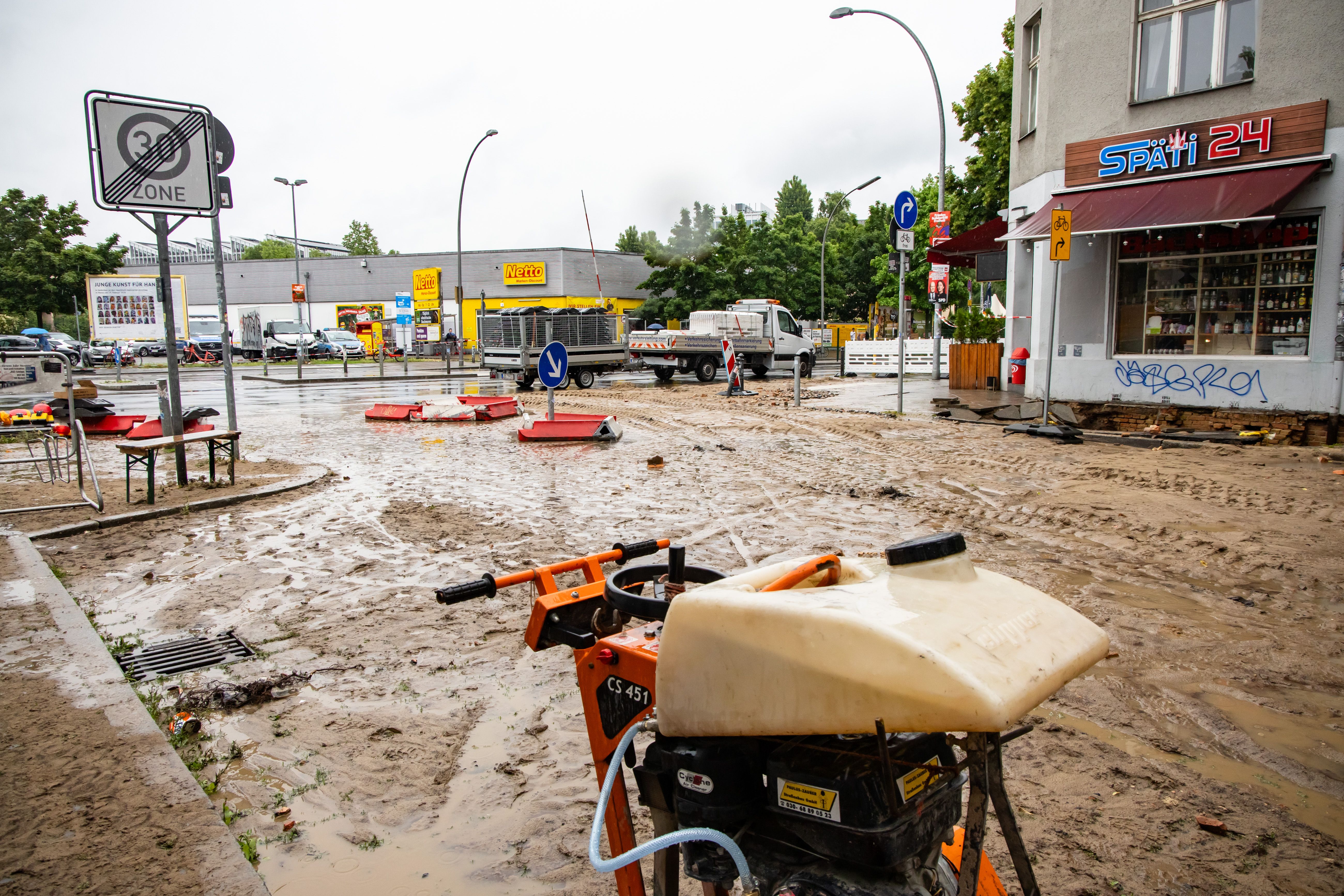 Wasserrohrbruch Auf Der Sonnenallee: Spezialist Angefordert