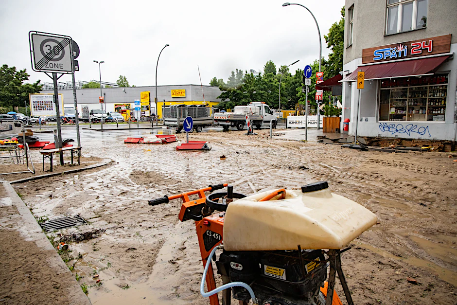 Ein Wasserrohrbruch hat am Dienstag Teile der Sonnenallee überschwemmt und große Mengen an Sand hinterlassen.