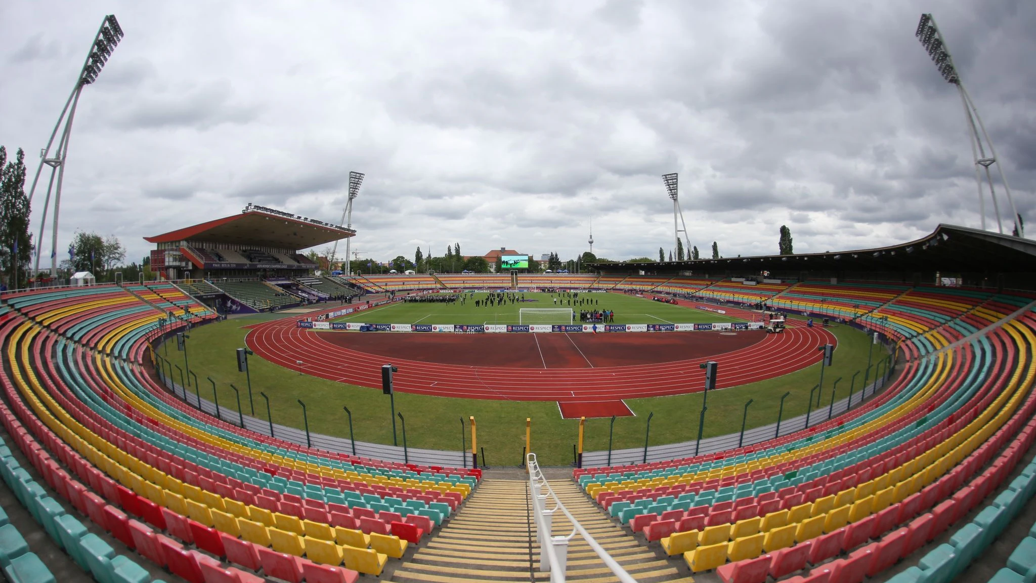 Das alte Stadion im Friedrich-Ludwig-Jahn-Sportpark soll noch in diesem Jahr für 14 Millionen Euro abgerissen werden. Foto:&nbsp;