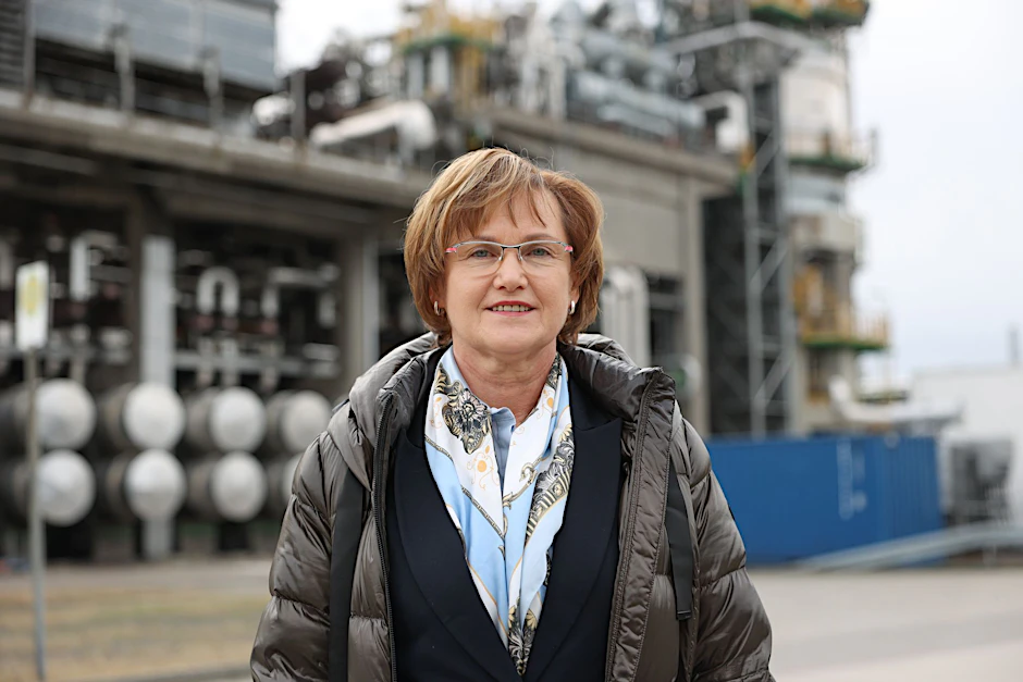 ARCHIV - Annekathrin Hoppe, Bürgermeisterin von Schwedt, steht in der PCK-Raffinerie.  