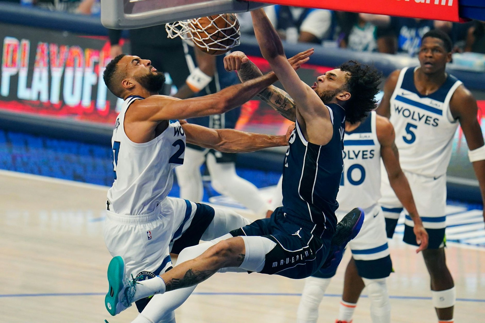 Dereck Lively II, Center der Dallas Mavericks, dunkt über Rudy Gobert, Center der Minnesota Timberwolves. Damit sind die Mavericks nur noch einen Sieg vom Einzug in die Finalserie der nordamerikanischen Basketball-Profiliga NBA entfernt.  
