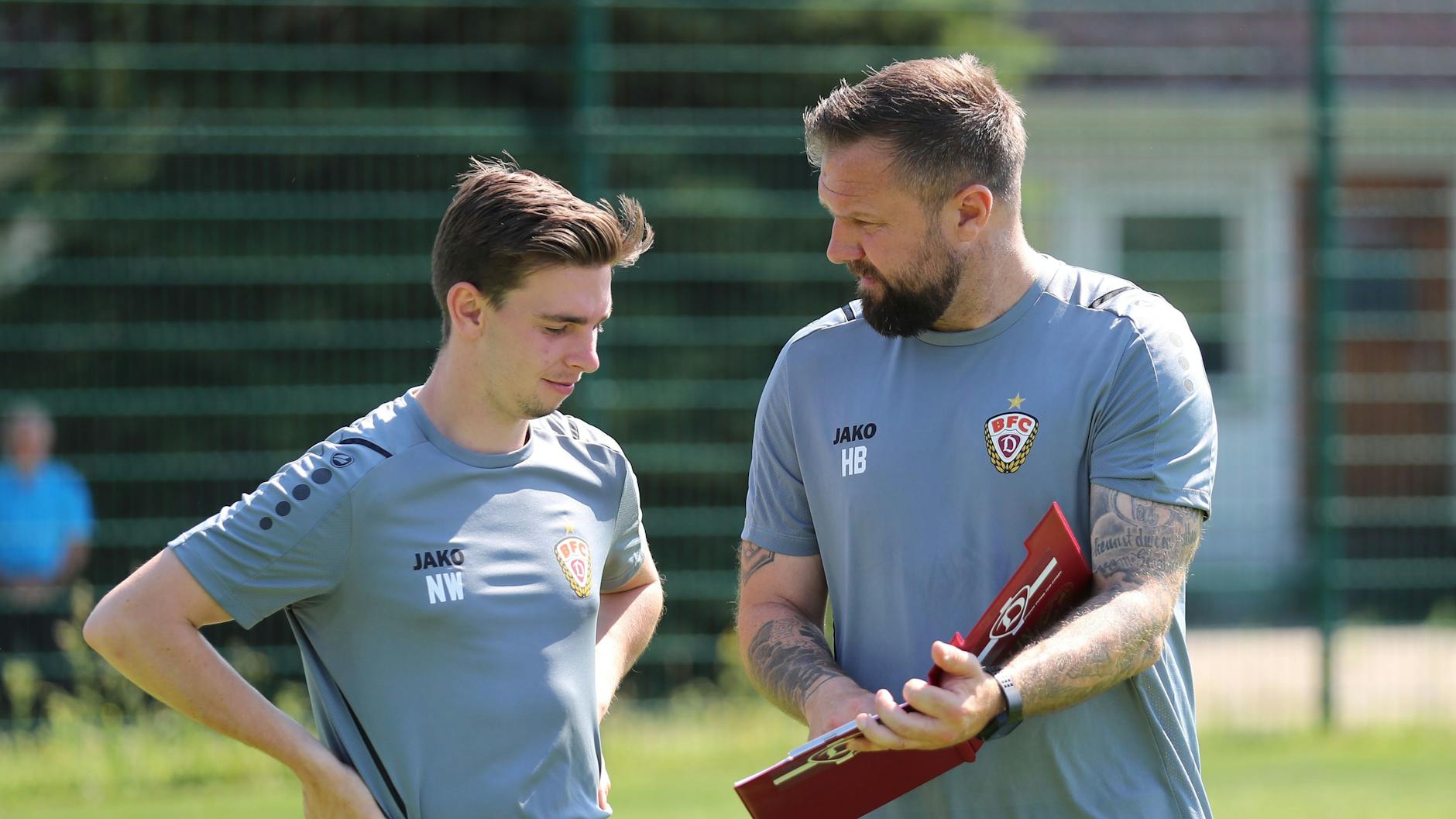 Als Assistent von Cheftrainer Heiner Backhaus (r.) fing Nils Weiler im Sommer 2022 beim BFC Dynamo an.