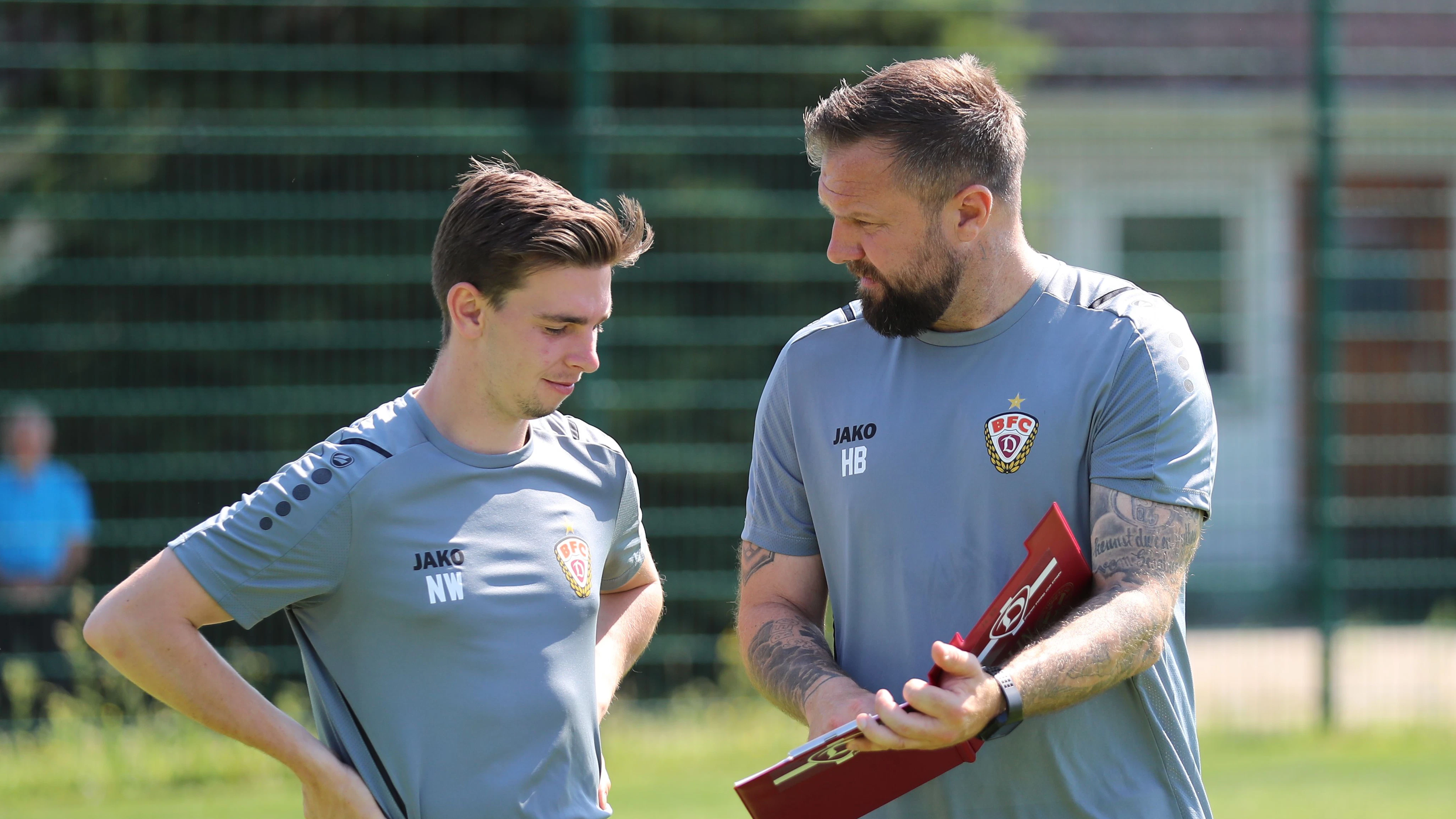 Als Assistent von Cheftrainer Heiner Backhaus (r.) fing Nils Weiler im Sommer 2022 beim BFC Dynamo an.