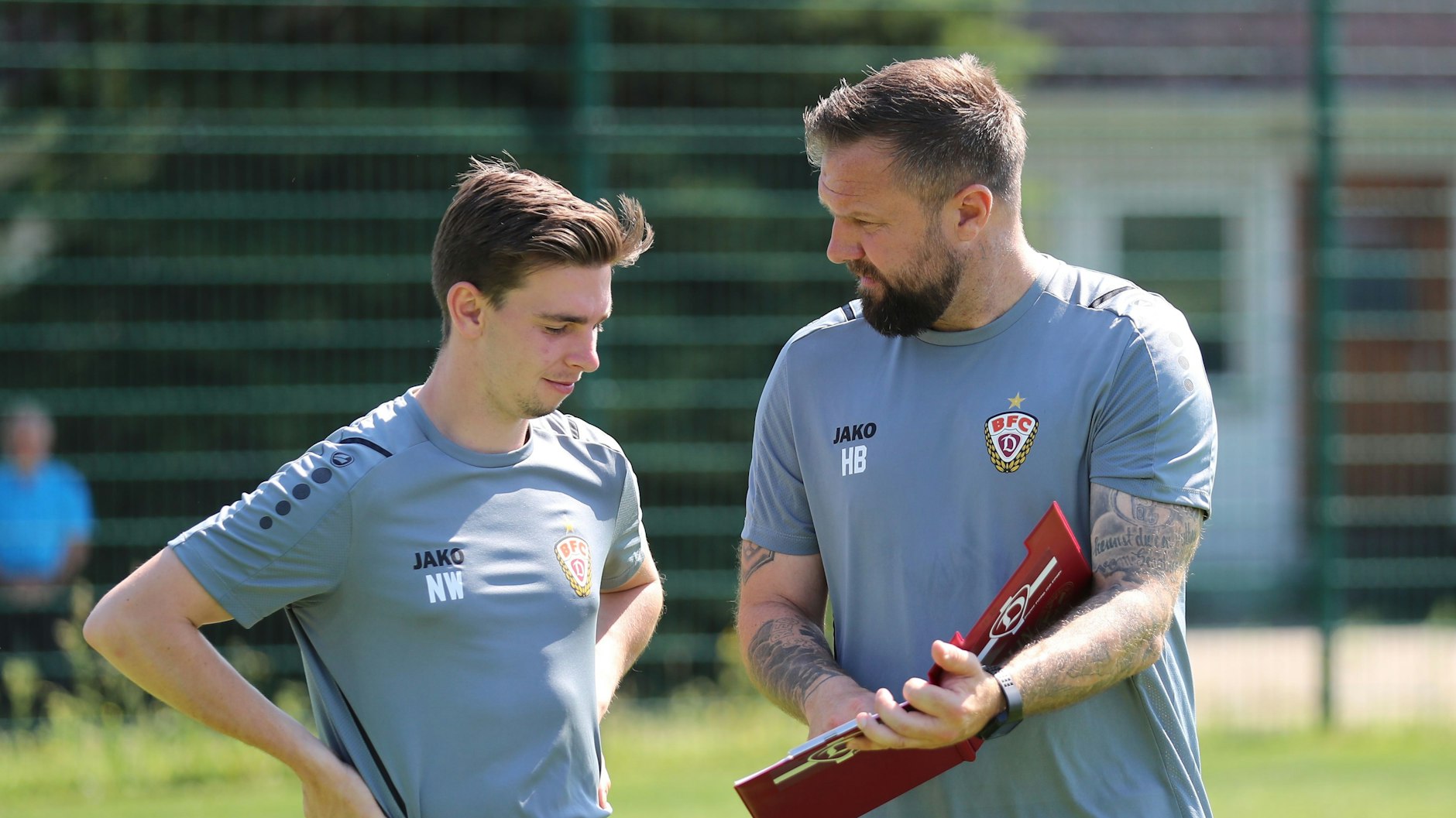 Als Assistent von Cheftrainer Heiner Backhaus (r.) fing Nils Weiler im Sommer 2022 beim BFC Dynamo an.