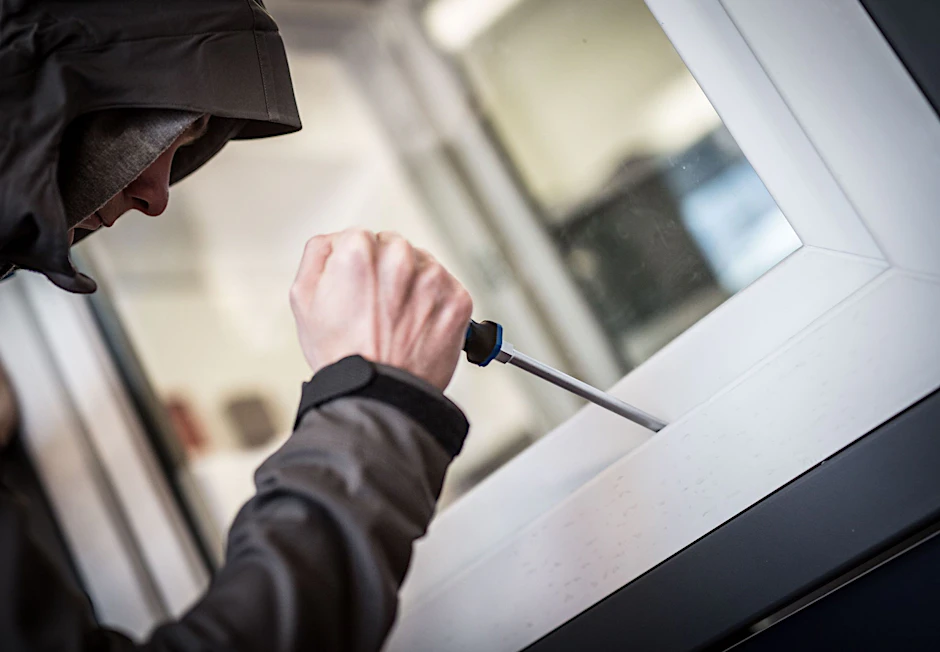 Der Einbrecher wurde zweimal in der Wohnung von einer Mieterin überrascht.