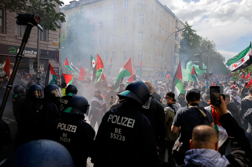 Neukölln: Palästina-Demonstranten attackieren Polizisten am Hermannplatz
