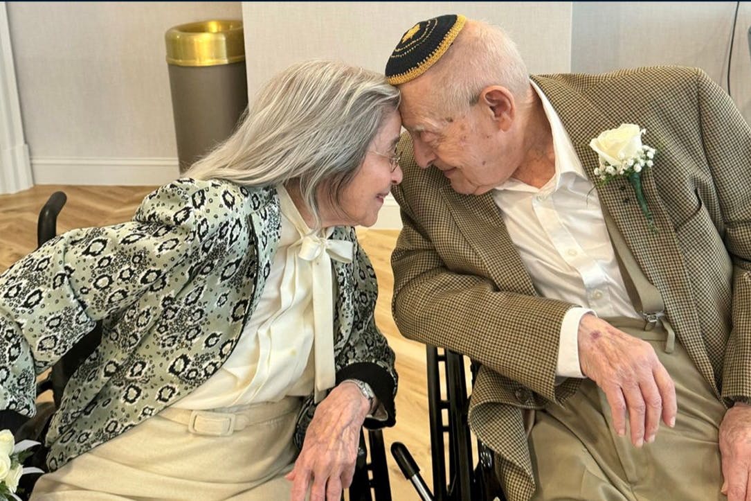 Bernie (100) und Marjorie (102) bei ihrer Trauung.