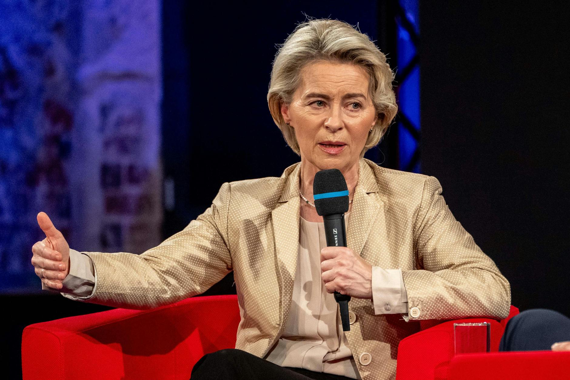 Ursula von der Leyen auf der Republica. Sie will weiterhin mit Italiens Ministerpräsidentin Meloni sprechen.