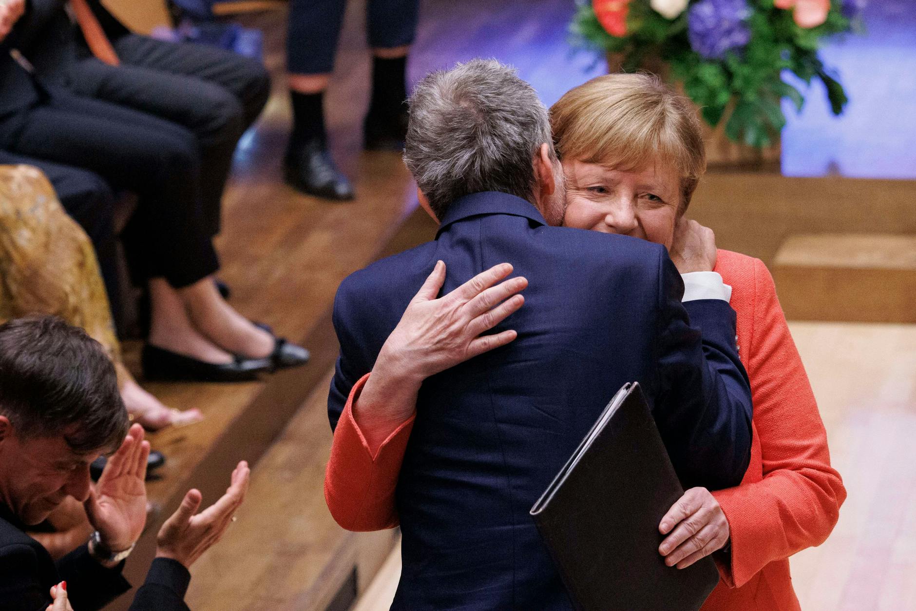 Angela Merkel umarmt nach ihrer Laudatio den Schauspieler Ulrich Matthes. 