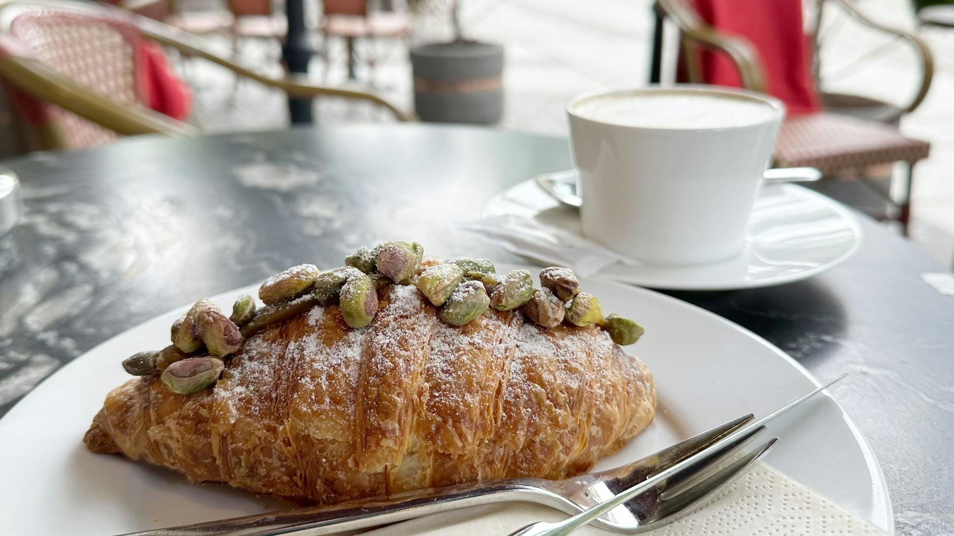 Nussiger Genuss: Das Pistazien-Croissant wird uns wohl den Sommer versüßen.