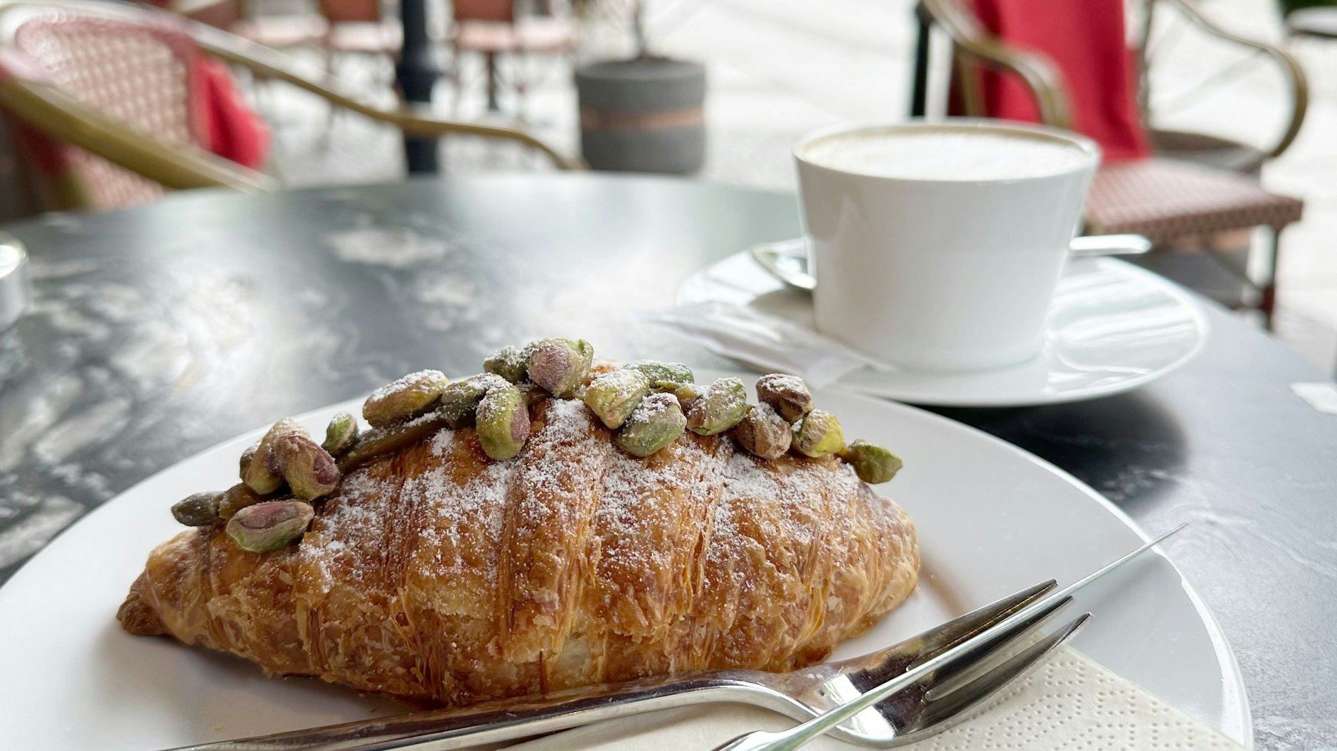 Nussiger Genuss: Das Pistazien-Croissant wird uns wohl den Sommer versüßen.