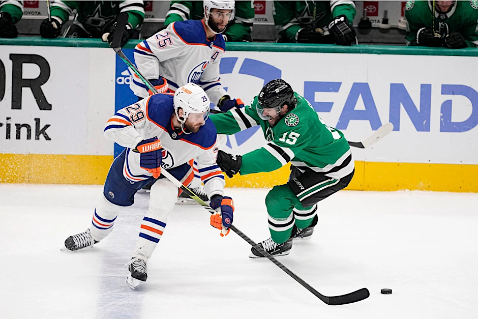 Leon Draisaitl (v) unterlag mit den Oilers bei den Dallas Stars.  