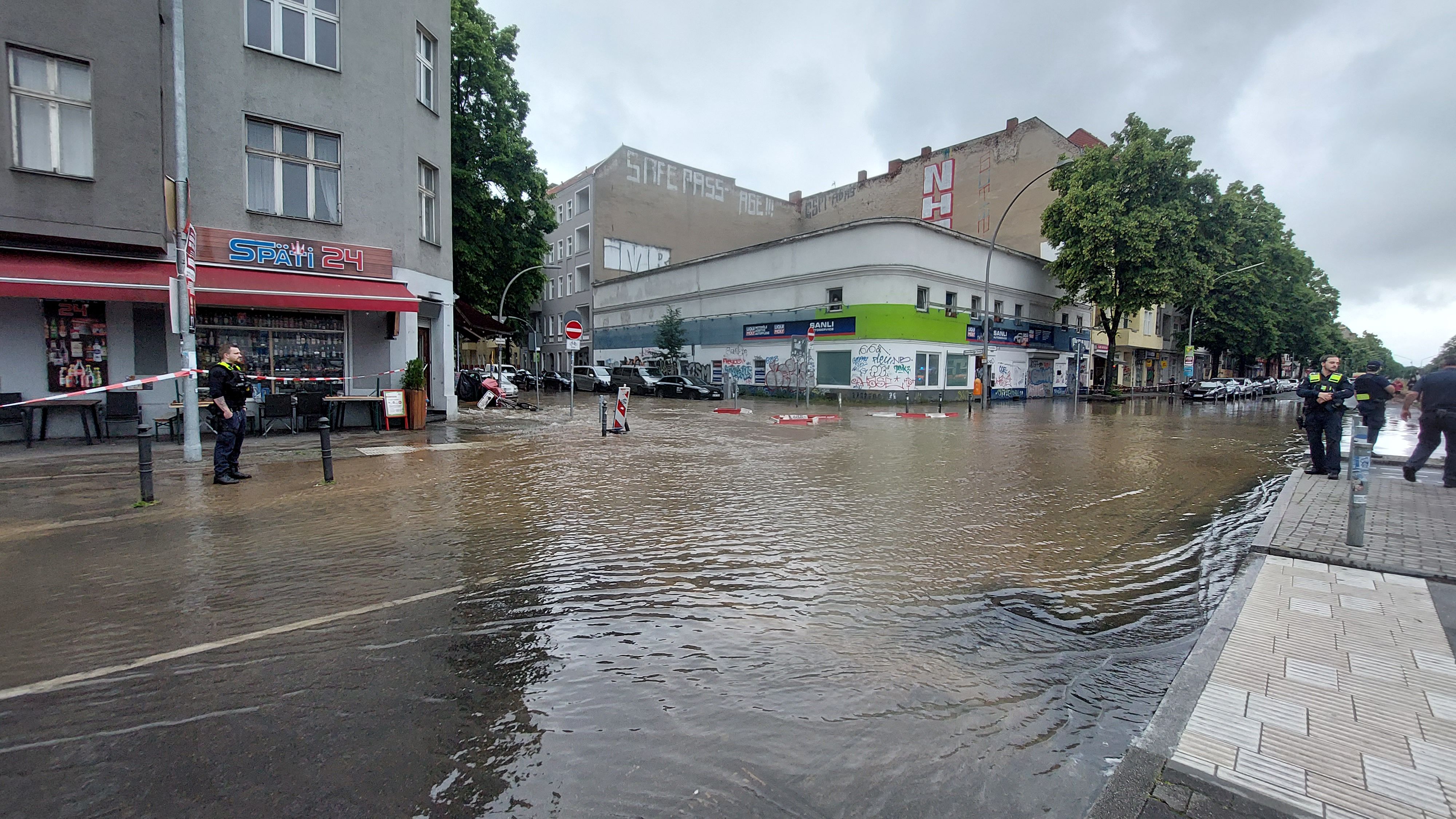 Update. Wasserrohrbruch auf der Sonnenallee: Haus evakuiert, Einsturzgefahr!