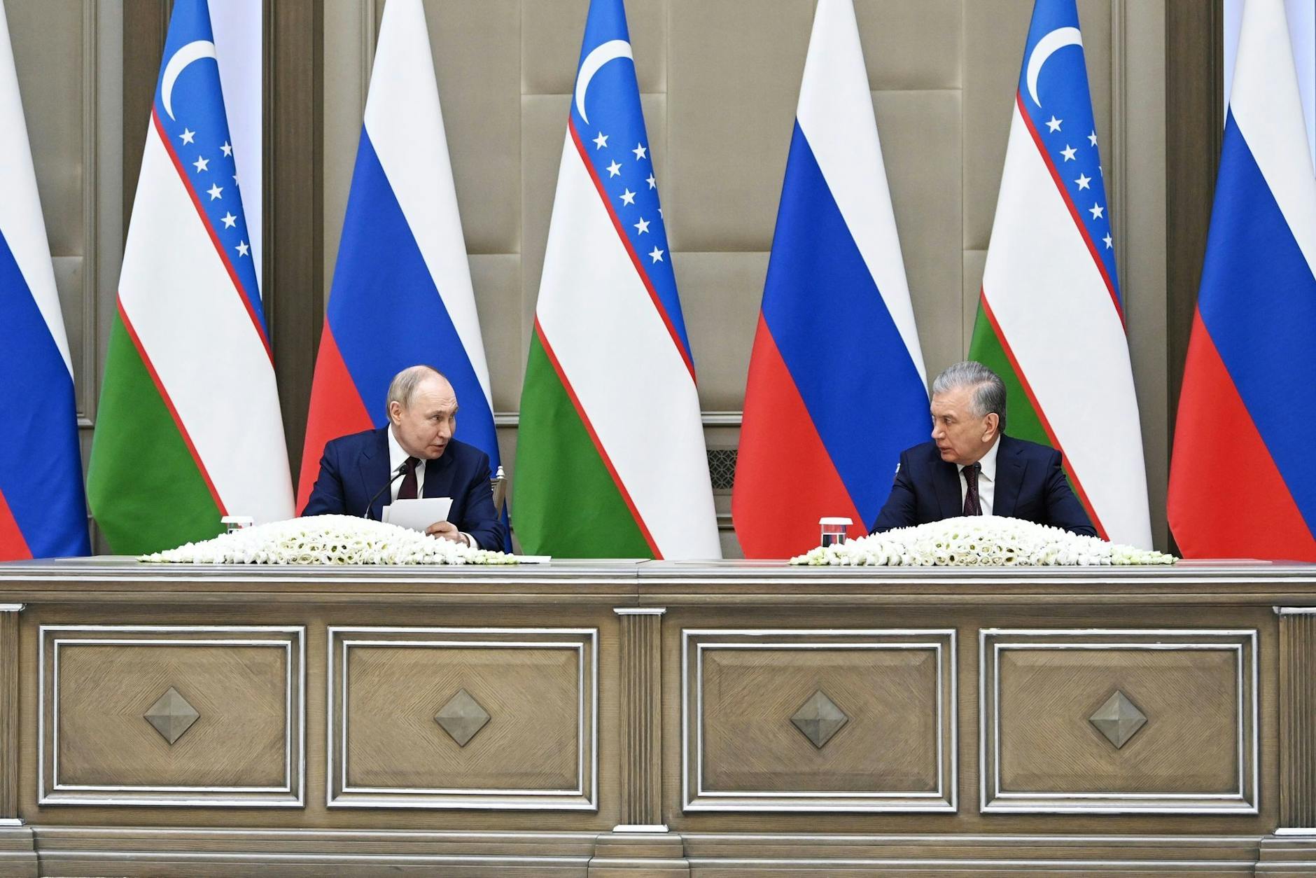 HANDOUT - Russlands Präsident Wladimir Putin zusammen mit seinem usbekischen Amtskollegen Schawkat Mirsijojew in Taschkent. lin/AP/dpa