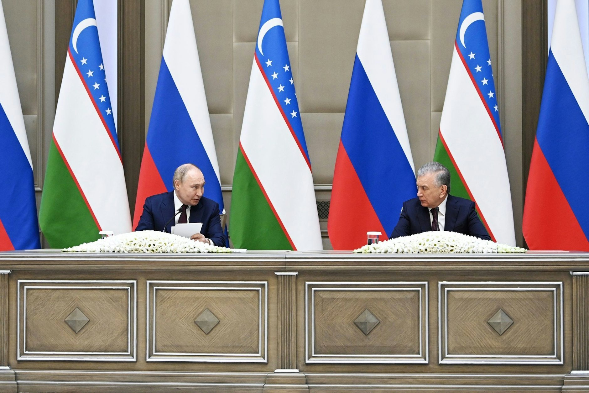 HANDOUT - Russlands Präsident Wladimir Putin zusammen mit seinem usbekischen Amtskollegen Schawkat Mirsijojew in Taschkent.  lin/AP/dpa