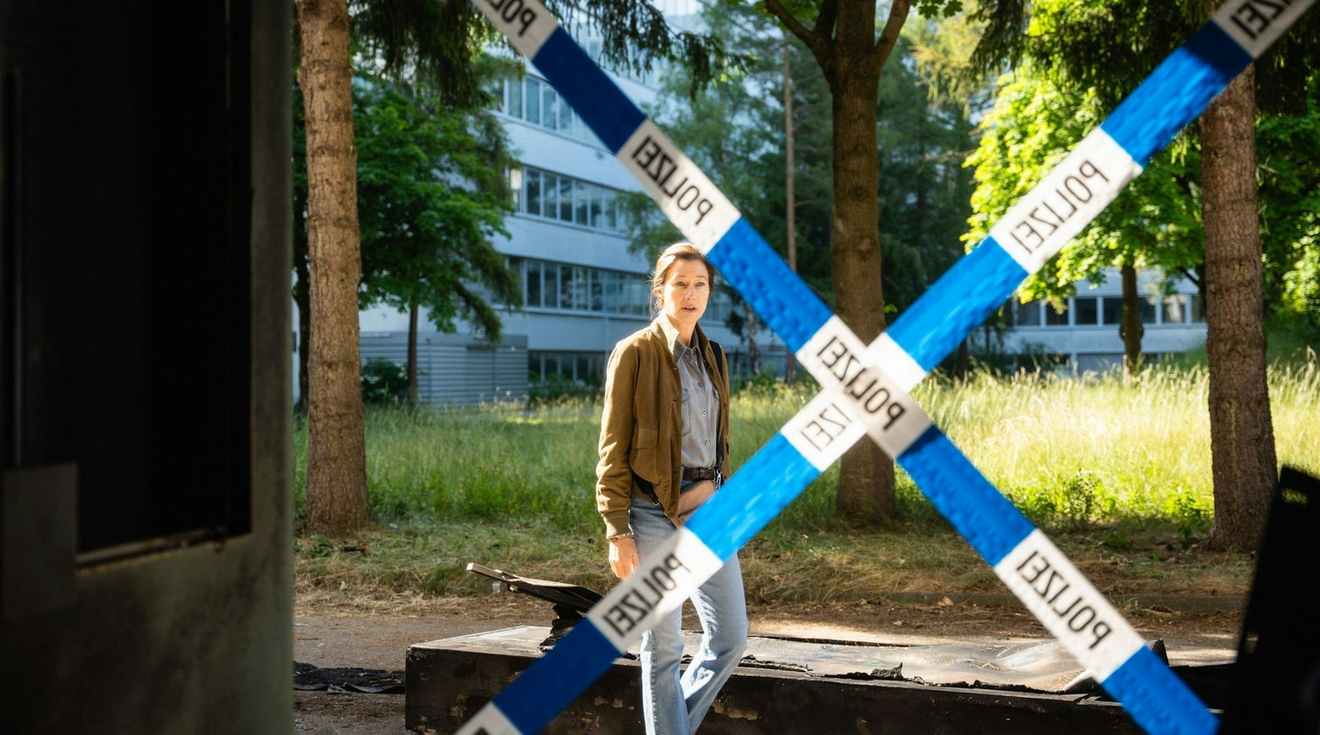 Kriminalhauptkommissare Cris Blohm (Johanna Wokalek) kommt nochmal an den Ort des Brandes.  t Productions GmbH(BR/dpa