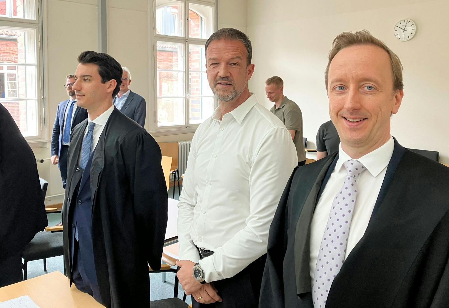 Hertha BSC und sein Ex-Geschäftsführer Fredi Bobic (M) streiten über dessen Kündigung aus dem Jahr 2023.