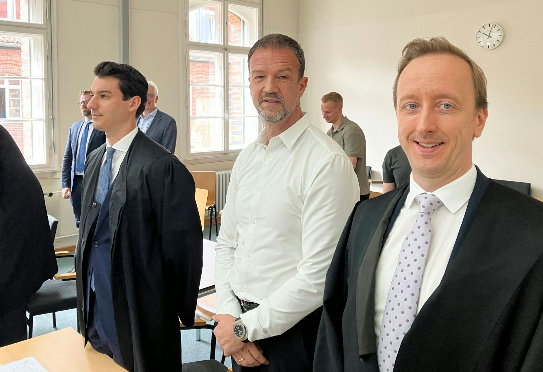 Hertha BSC und sein Ex-Geschäftsführer Fredi Bobic (M) streiten über dessen Kündigung aus dem Jahr 2023.  