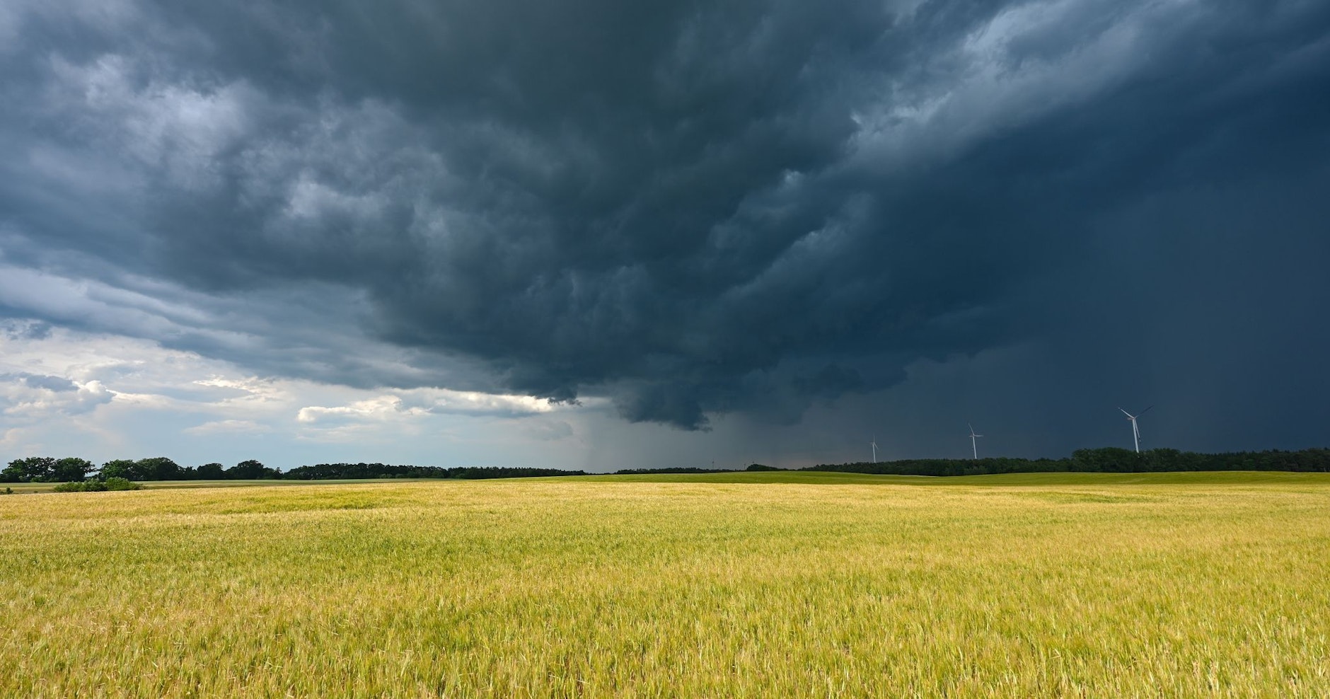 dpatopbilder - Eine Gewitterzelle mit dunklen Wolken zieht über die Landschaft im Landkreis Märkisch-Oderland in Ostbrandenburg.  