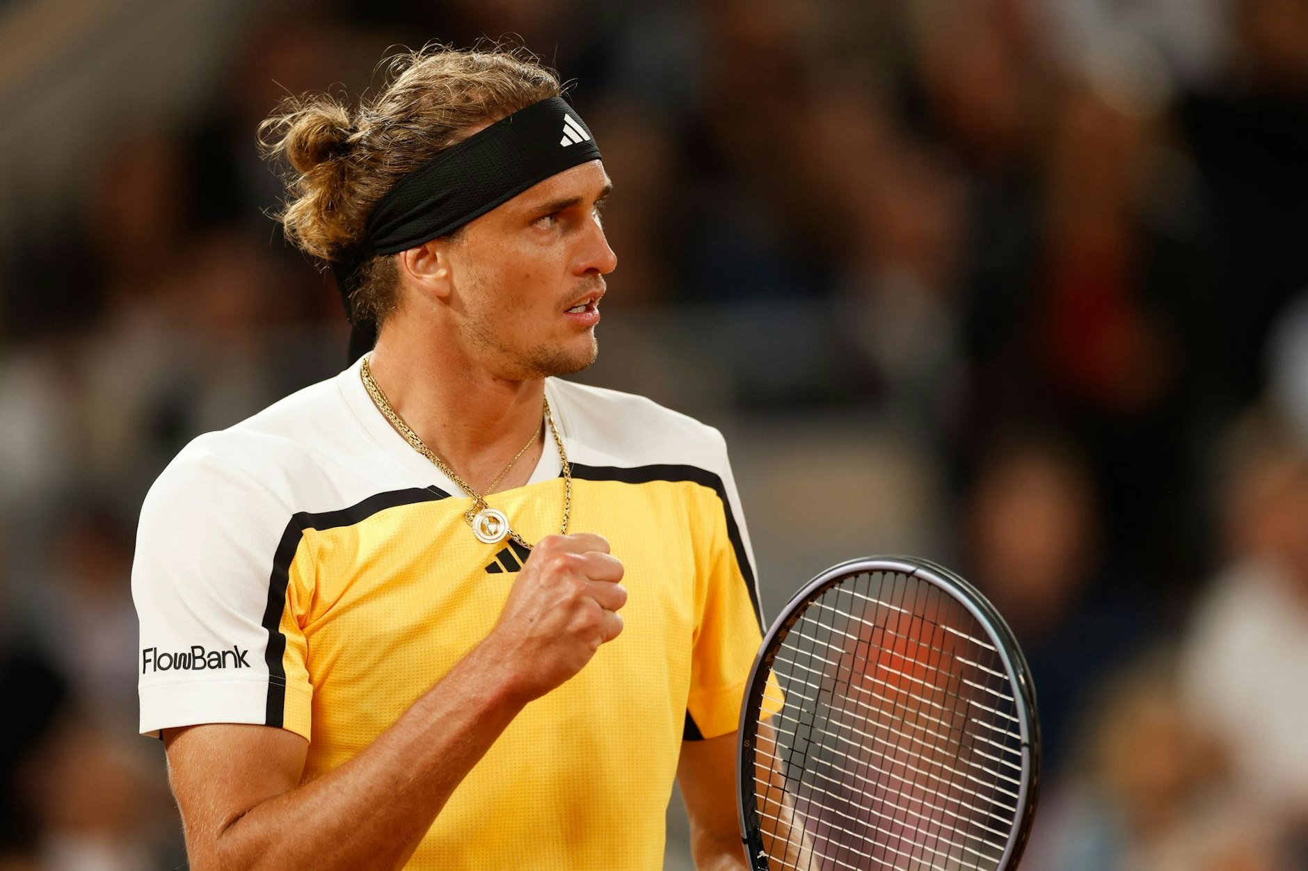 Bei den French Open in Paris freut sich der deutsche Tennisspieler Alexander Zverev über eine Punkt gegen den Spanier Rafael Nadal.  