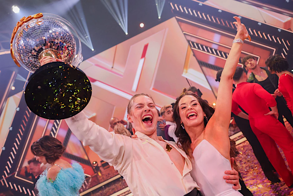 Der Favorit Gabriel Kelly, Sänger, freut sich mit Malika Dzumaev, Profitänzerin, über den Sieg und den Titel «Dancing Star 2024».  
