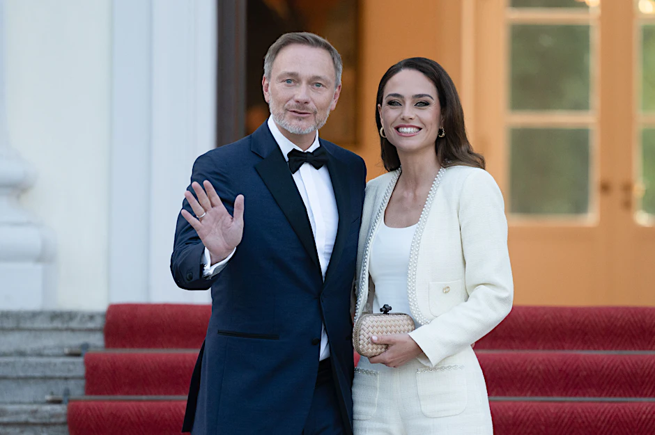 Smoking, Perlen, Luxus-Clutch: Christian Lindner und Franca Lehfeldt am Schloss Bellevue.&nbsp;