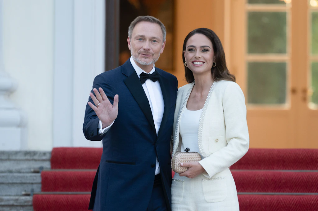 Lindner und Lehfeldt polarisieren mit Pärchen-Foto: „Die sollen sich schämen!“