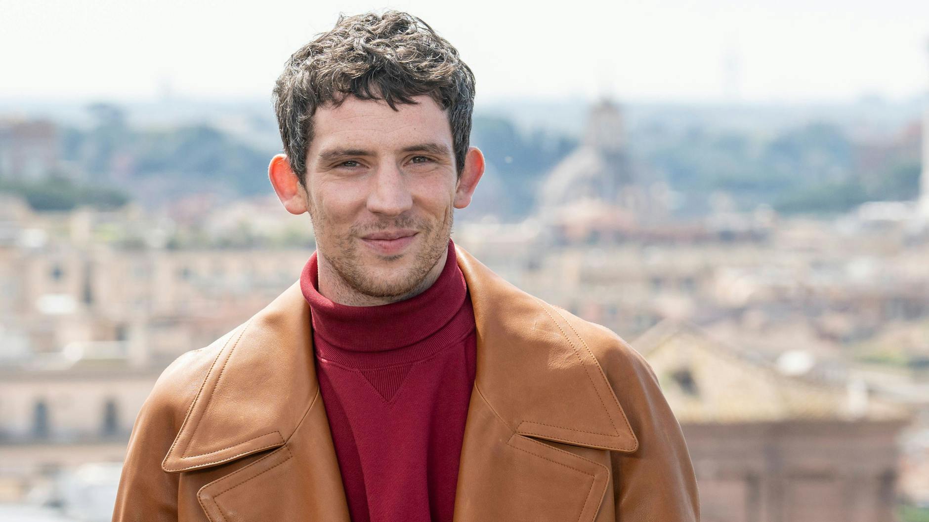 „The Crown“-Star Josh O'Connor wird eine noch unbestimmte Rolle im dritten „Knives Out“-Teil haben.
