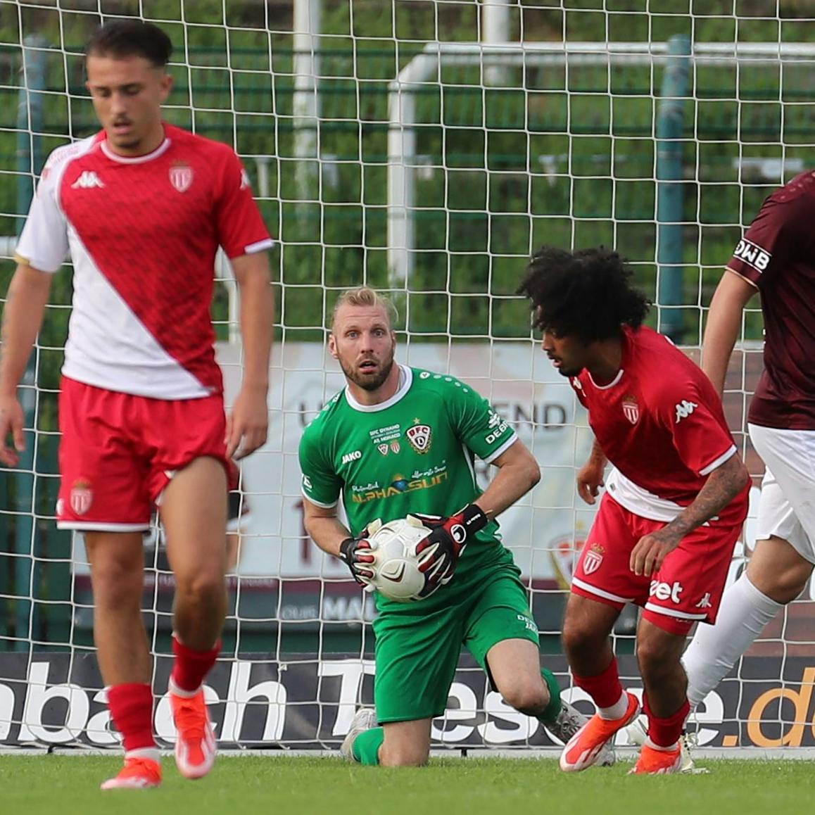 Zum Saisonabschluss gegen die AS Monaco (4:2) hält Kevin Sommer in der ersten Halbzeit die Bälle fest.