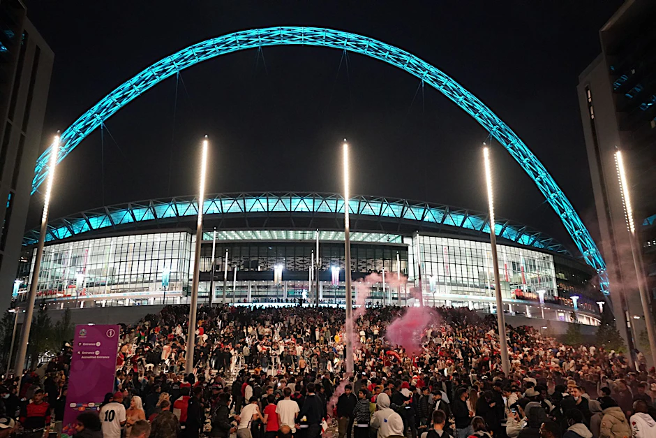 ARCHIV - Das Endspiel der Champions League findet in diesem Jahr im Londoner Wembley-Stadion statt.  