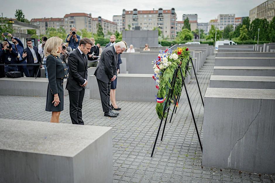 Brigitte Macron (l-r), Emmanuel Macron, Frank-Walter Steinmeier und Elke Büdenbender legen einen Kranz am Denkmal für ermordete Juden Europas nieder.  