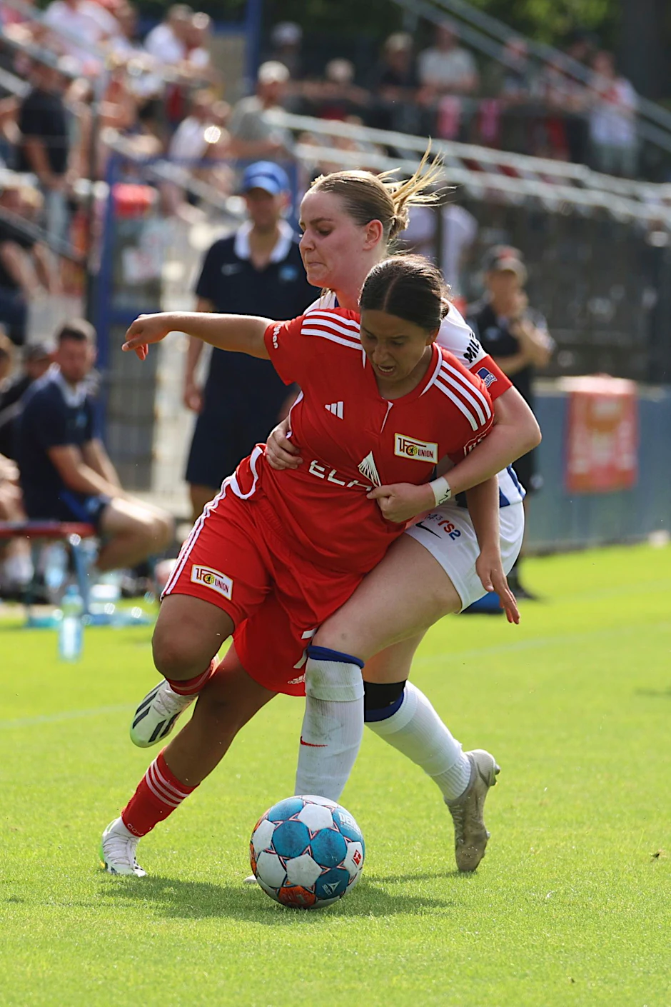 ARCHIV - Die Unionerin Nour Youssef (l) und die Herthanerin Elina Frieauff kämpfen im Regionalliga-Spiel im Hanns-Braun-Stadion um den Ball. Nour Youssef fällt verletzt aus.  