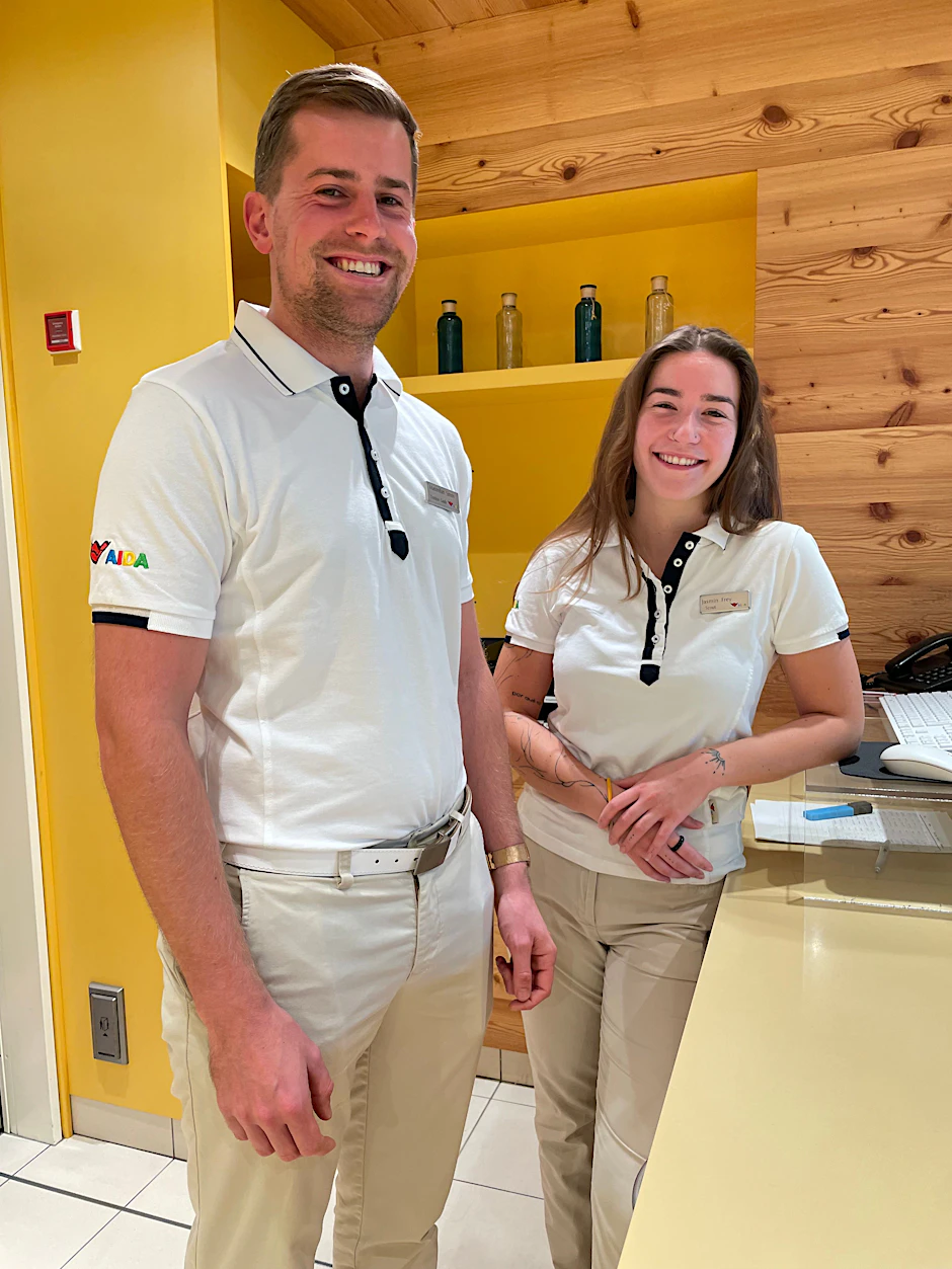 Max und Jasmin arbeiten seit 2023 auf der „Aidaprima“.