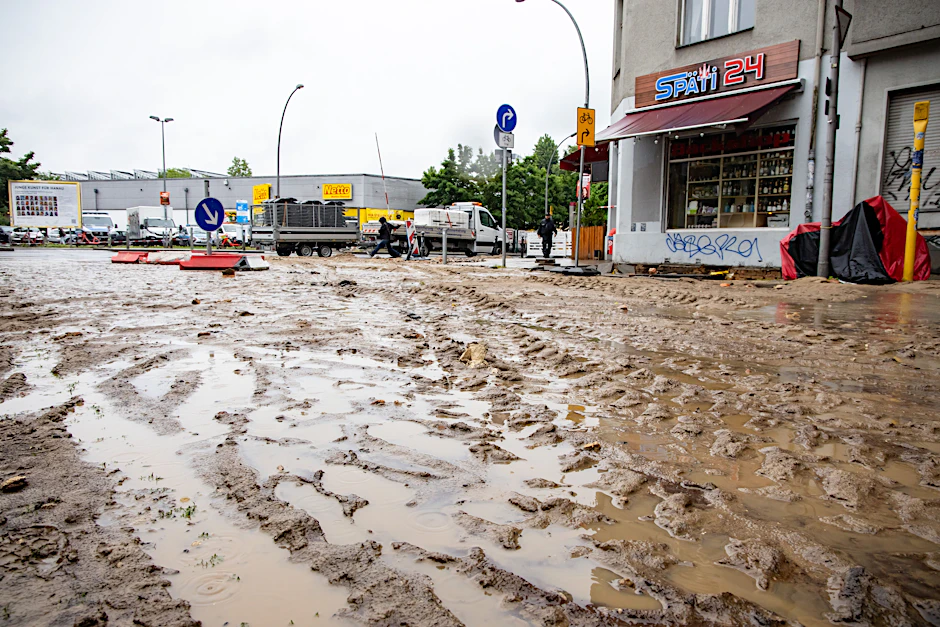 Nach einem Wasserrohrbruch in Neukölln soll die Sonnenallee auch am Mittwoch gesperrt sein.