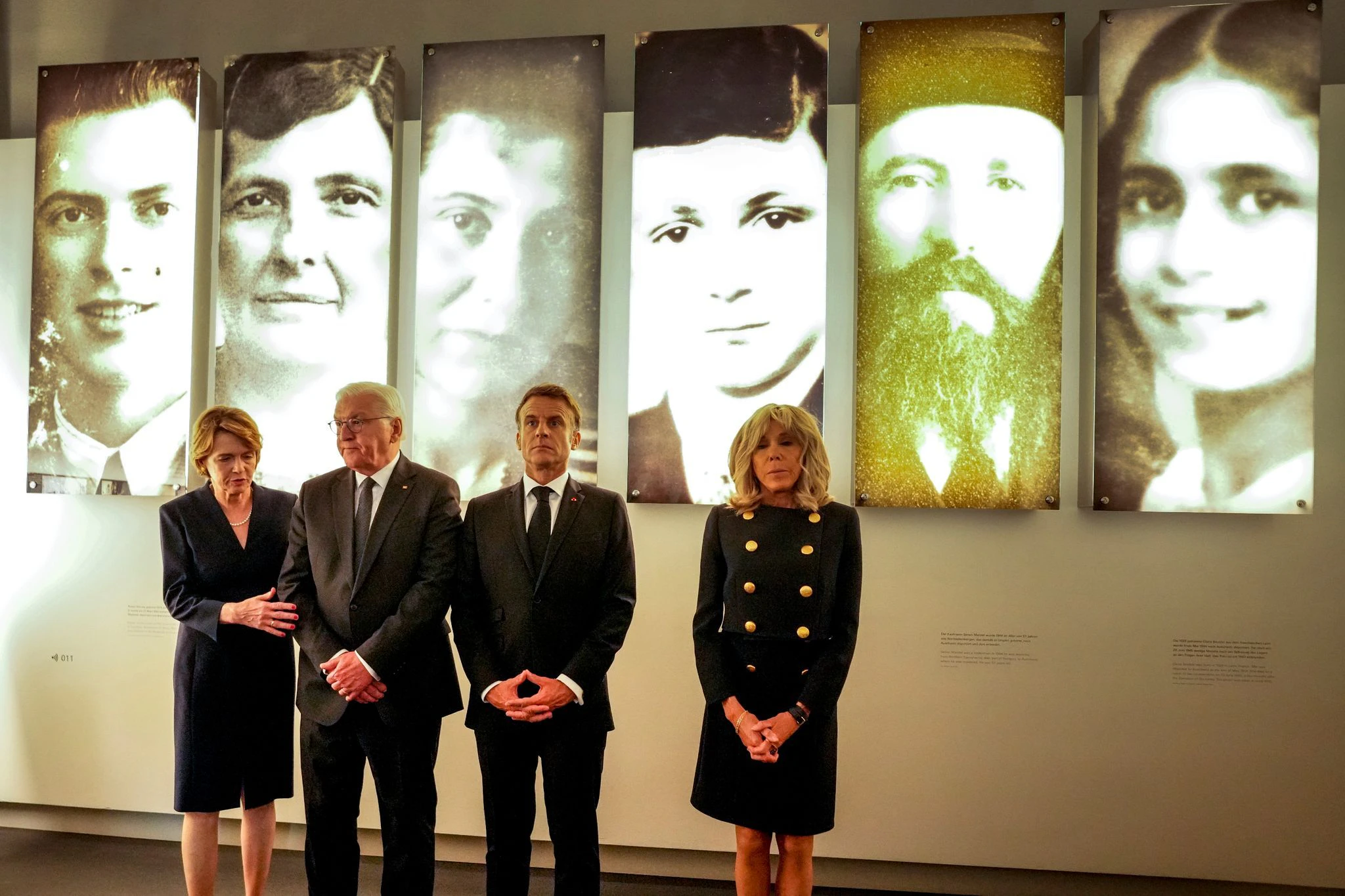 Der franzöisische Präsident Emmanuel Macron (2.v.r) besucht zusammen mit seiner Ehefrau Brigitte (r), Bundespräsident Frank-Walter Steinmeier (2.v.l) und dessen Frau, Elke Büdenbender, das Holocaust-Denkmal.  