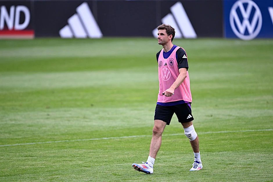 Bekam einen Schlag auf das linke Knie: Thomas Müller.  