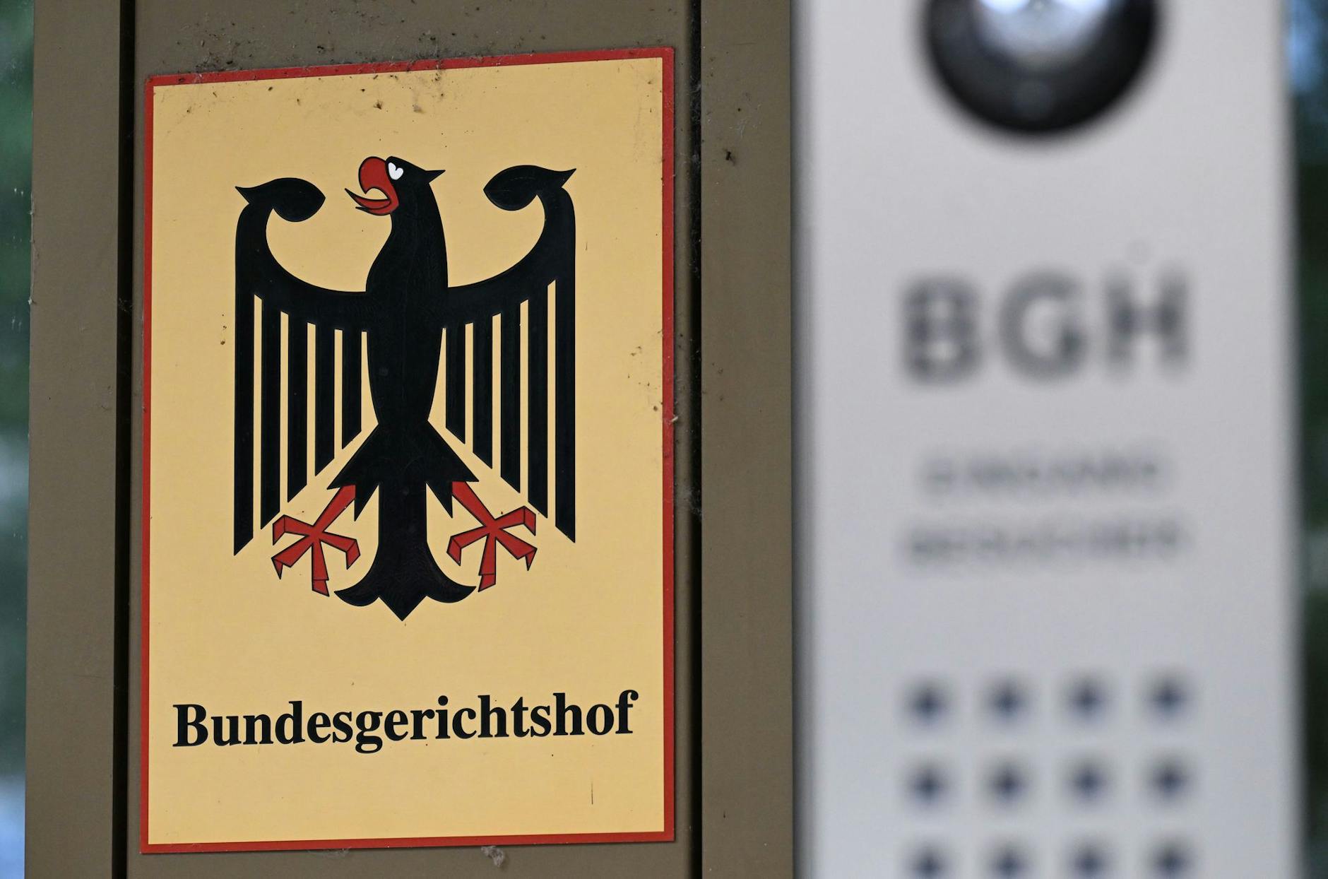 ARCHIV - Ein Hinweisschild mit Bundesadler und dem Schriftzug Bundesgerichtshof.