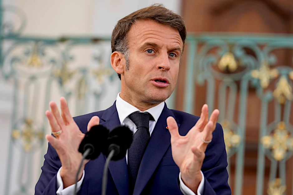 Der französische Präsident Emmanuel Macron spricht am Dienstag in Meseberg.
