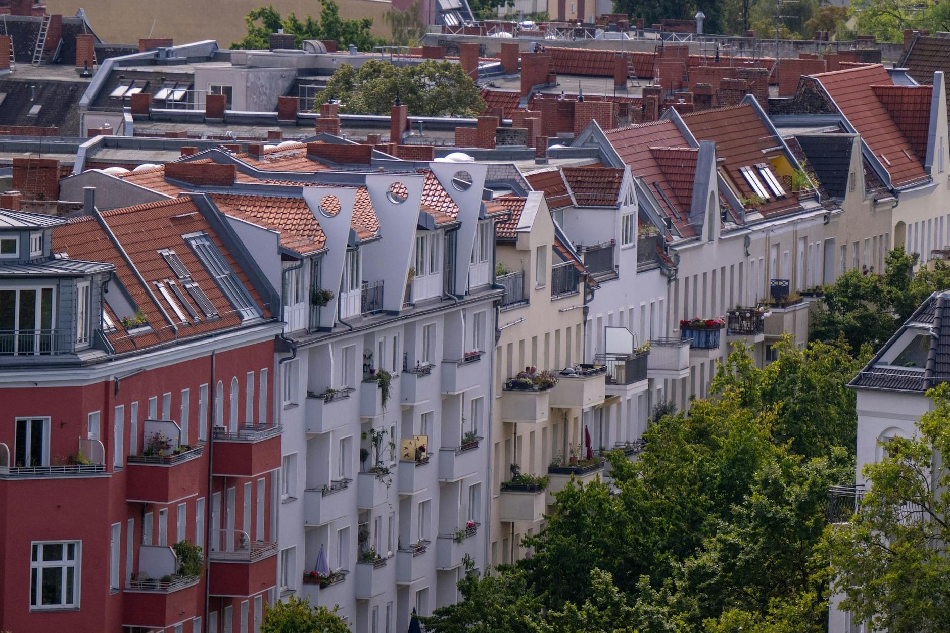 Ein Großteil der Mieter in Berlin kann eigentlich nicht zahlen, was Eigentümer an Mietzahlung fordern.