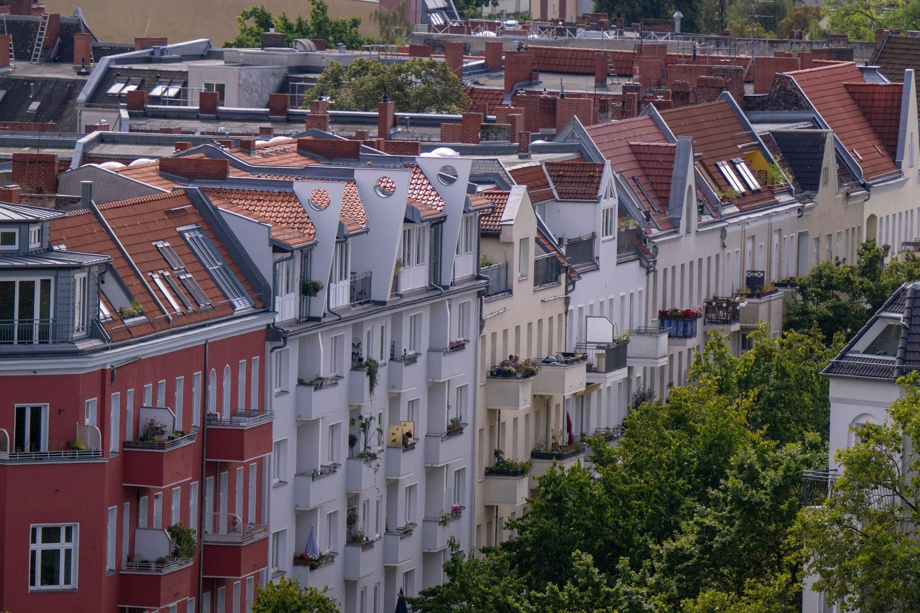 Ein Großteil der Mieter in Berlin kann eigentlich nicht zahlen, was Eigentümer an Mietzahlung fordern.
