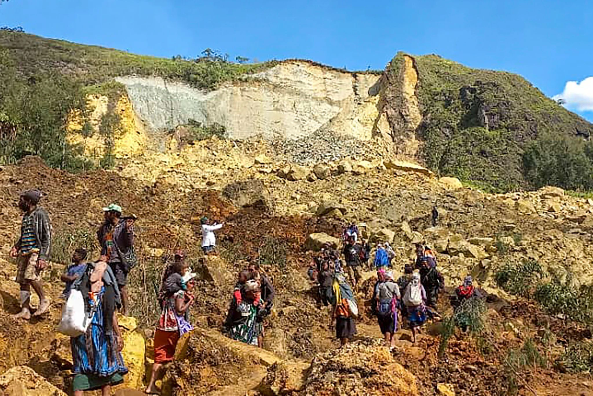 HANDOUT - Dorfbewohner suchen in Yambali nach dem Erdrutsch nach Verschütteten.  a/AP/dpa