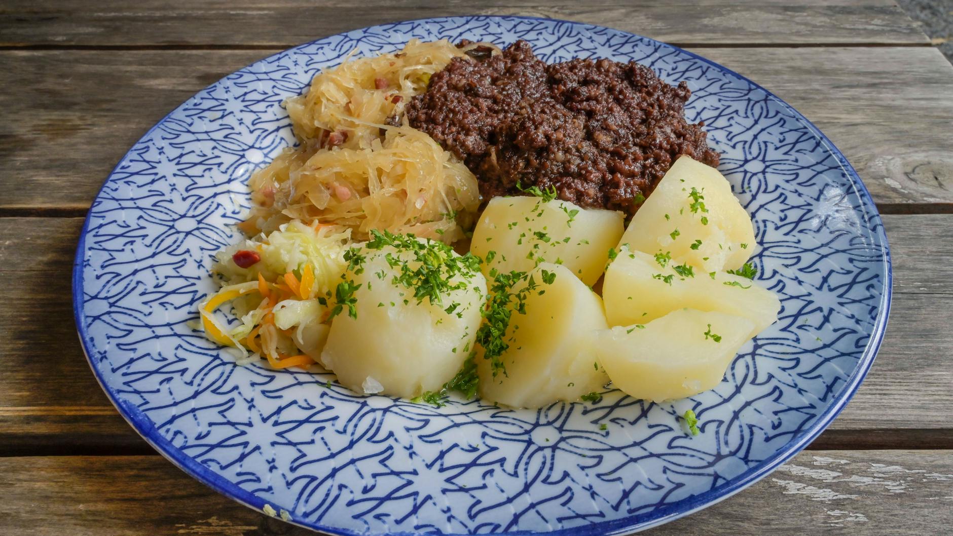 Probieren Sie das DDR-Rezept "Tote Oma" gleich mal aus. Die Blutwurst ist so lecker.